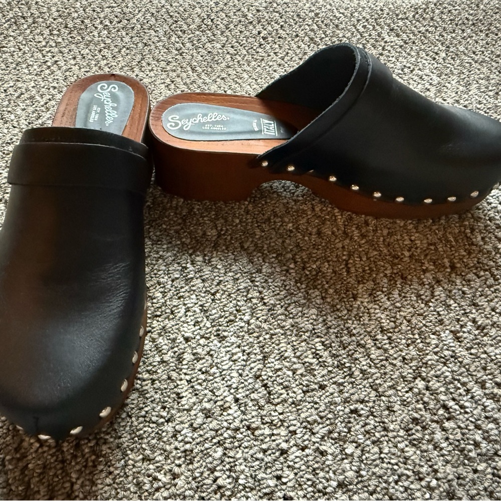 Seychelles Black Leather Slip-On Clogs - Picture 3 of 7